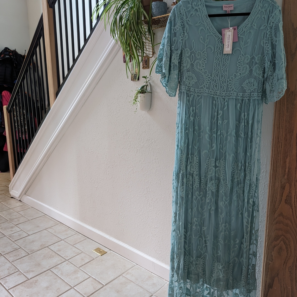 Elegant Lace Maxi Dress in Teal